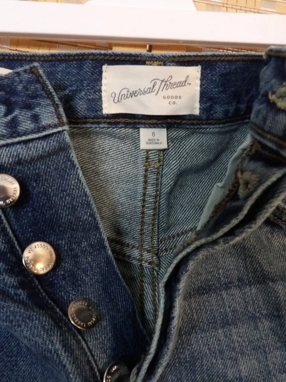 NWT Women's Universal Thread Size 6 Mid-Rise 90's Baggy Denim Cut-Off Shorts